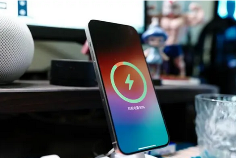 黄陂苹果15换屏服务分享用什么充电器给iPhone15充电更好 